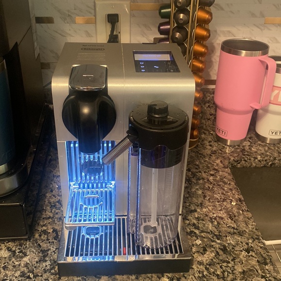 Nespresso Lattissima Pro Espresso Machine by De'Longhi with Milk Frother, Silver - Picture 3 of 4